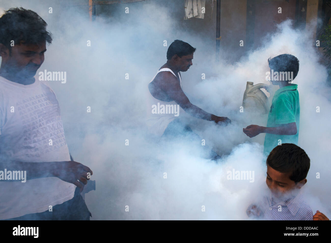 Begasung gegen Mücken in einem Slum in Mumbai, Indien Stockfoto
