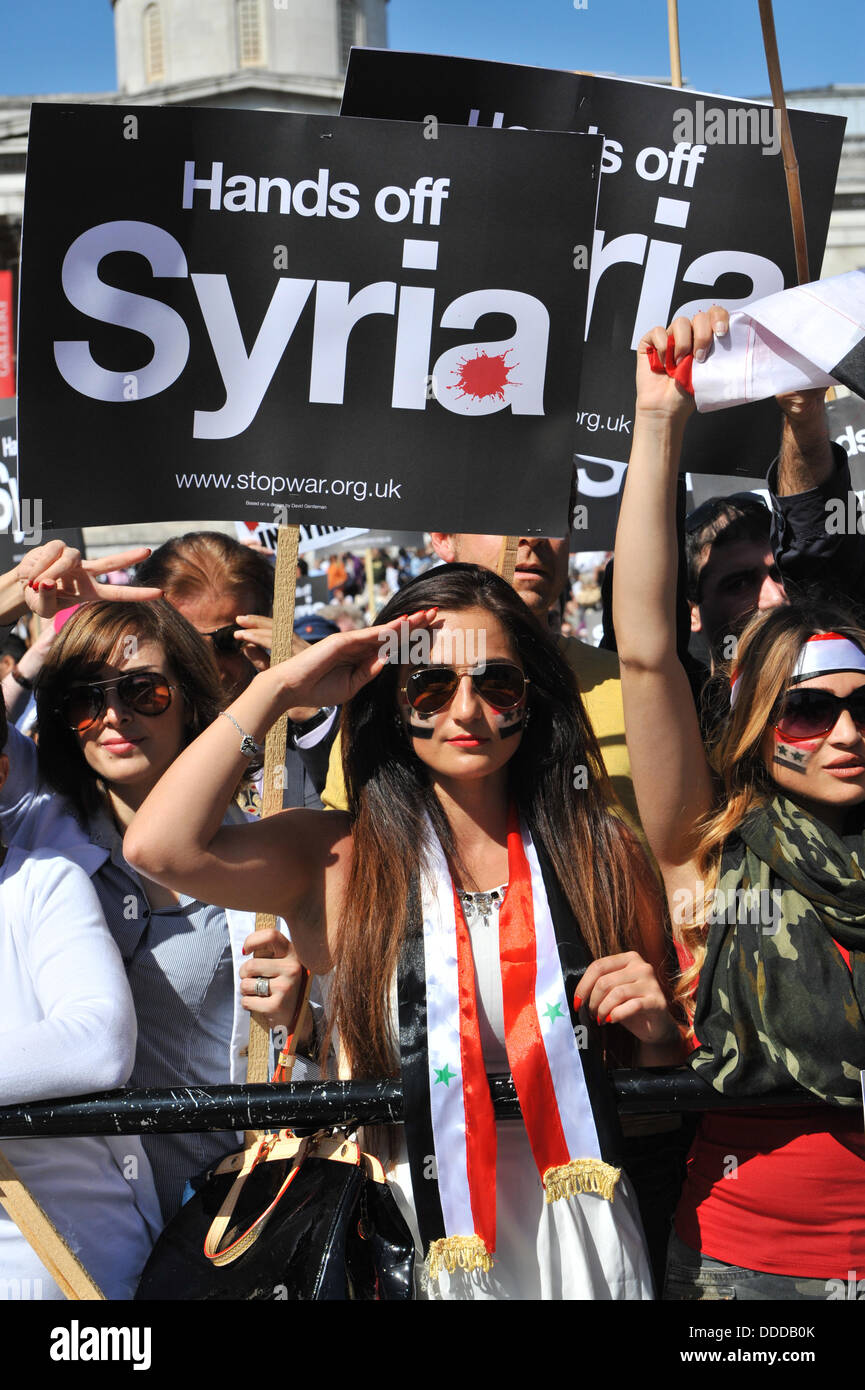Trafalgar Square, London, UK. 31. August 2013. Eine junge syrische Frau macht einen militärischen Gruß, wie sie in der Demo auf dem Trafalgar Square gegen Militäreinsatz in Syrien teilnimmt. Bildnachweis: Matthew Chattle/Alamy Live-Nachrichten Stockfoto