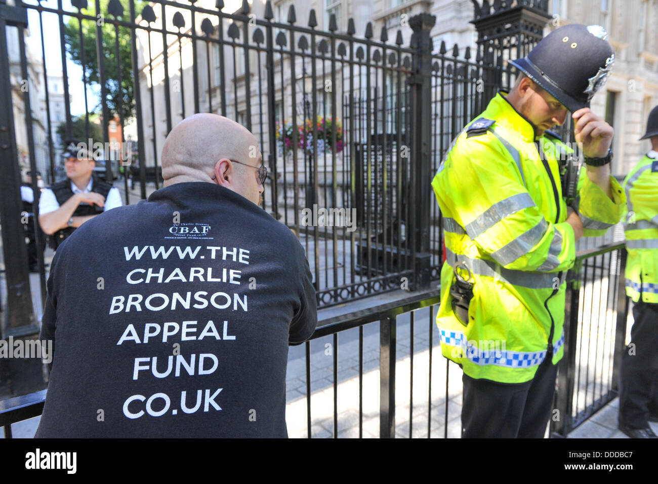 Downing Street, London, UK. 31. August 2013. Anhänger von Charles Bronson vor Downing Street wie eine Petition übergeben wird, haben ihn nach 40 Jahren im Gefängnis Credit: Matthew Chattle/Alamy Live News Stockfoto