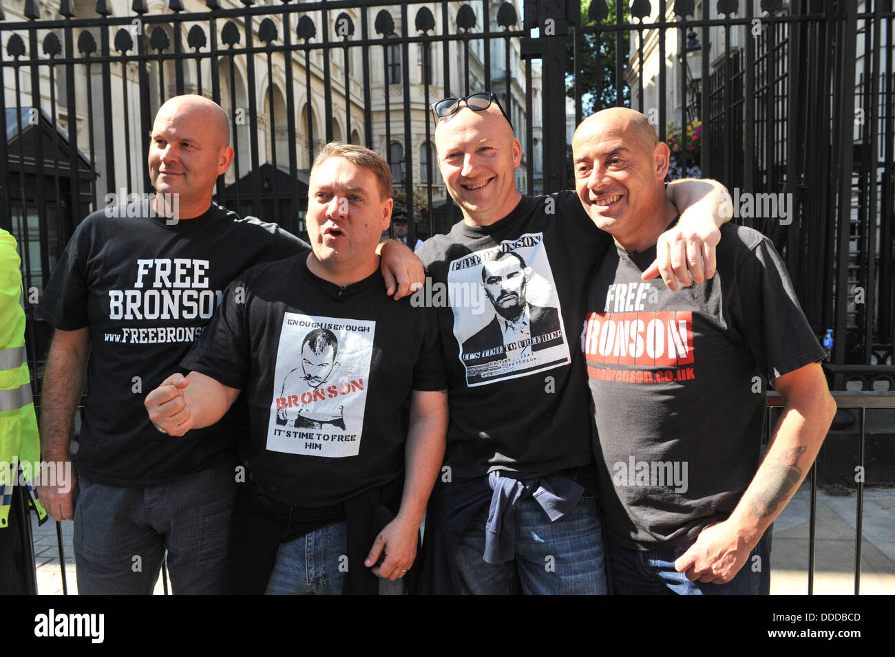 Downing Street, London, UK. 31. August 2013. Anhänger von Charles Bronson vor Downing Street wie eine Petition übergeben wird, haben ihn nach 40 Jahren im Gefängnis Credit: Matthew Chattle/Alamy Live News Stockfoto