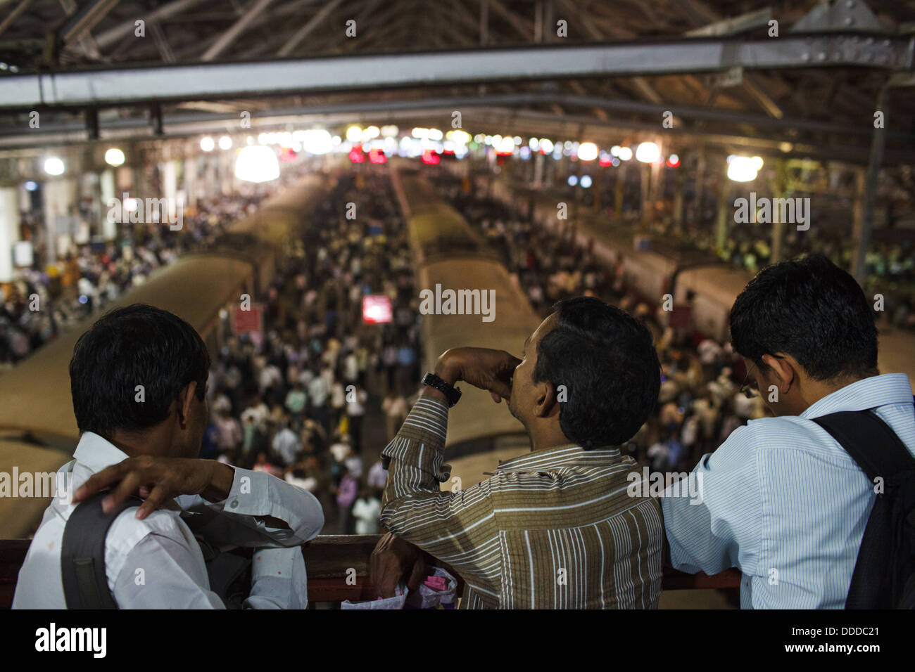 Passagiere und Züge im überfüllten Chhatrapati Shivaji Terminus (Victoria Terminus) Bahnhof in Mumbai, Indien. Stockfoto