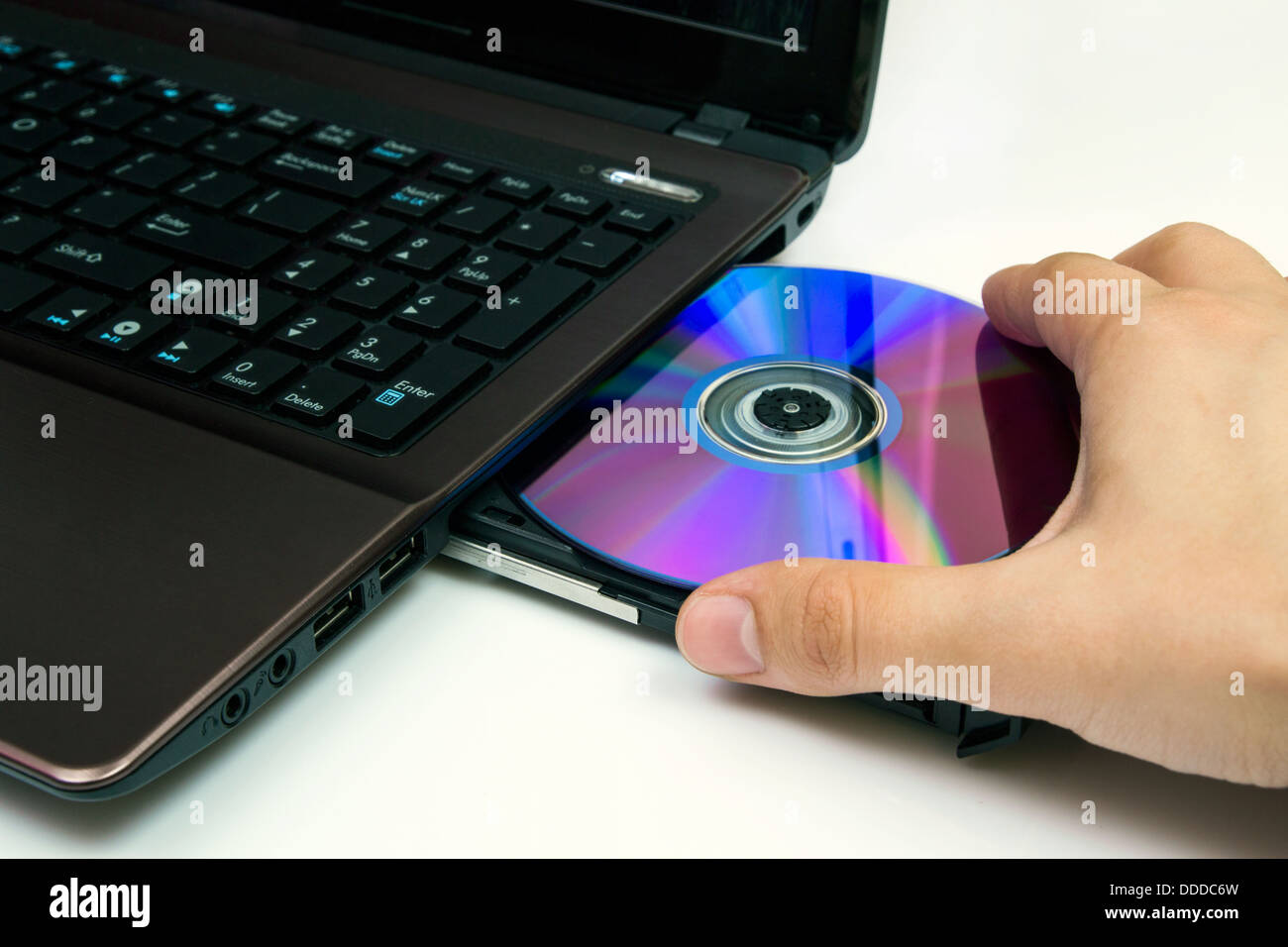 Menschen legen Sie CD vom laptop Stockfoto