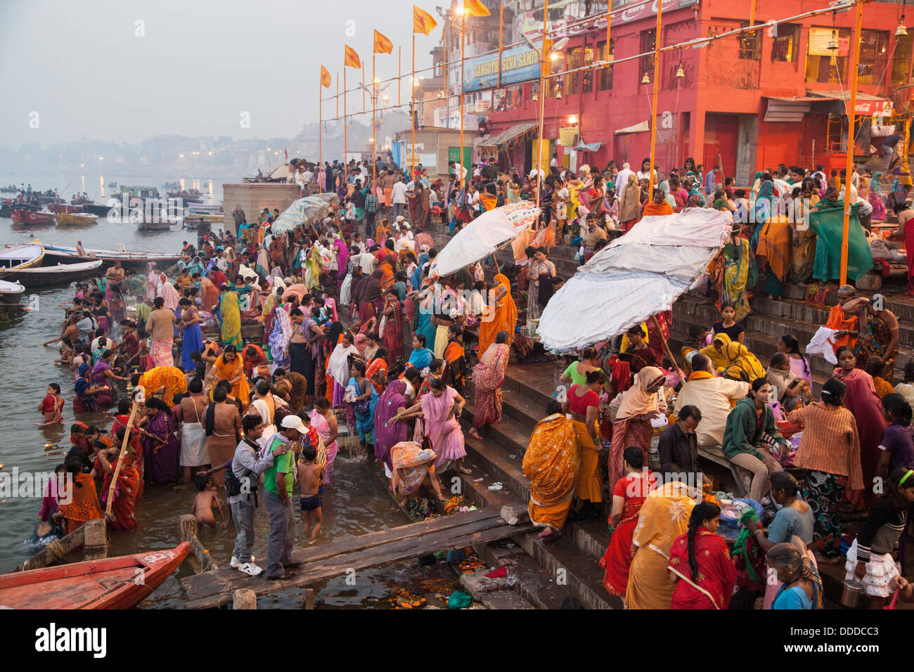Indisch-hinduistischen Pilger und Gläubige Baden im Ganges am Morgen eines Diwali Festivaltage in Varanasi, Indien. 2012 Stockfoto