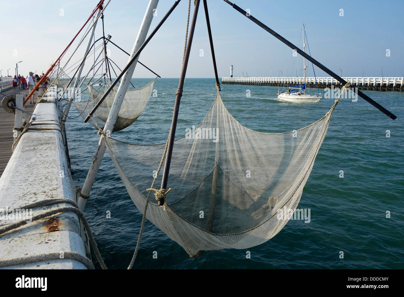 Quadratische Fischernetze / bag Net zu vermieten für Touristen auf dem Pier entlang der Nordsee in Nieuwpoort Küste / Nieuport, Belgien Stockfoto