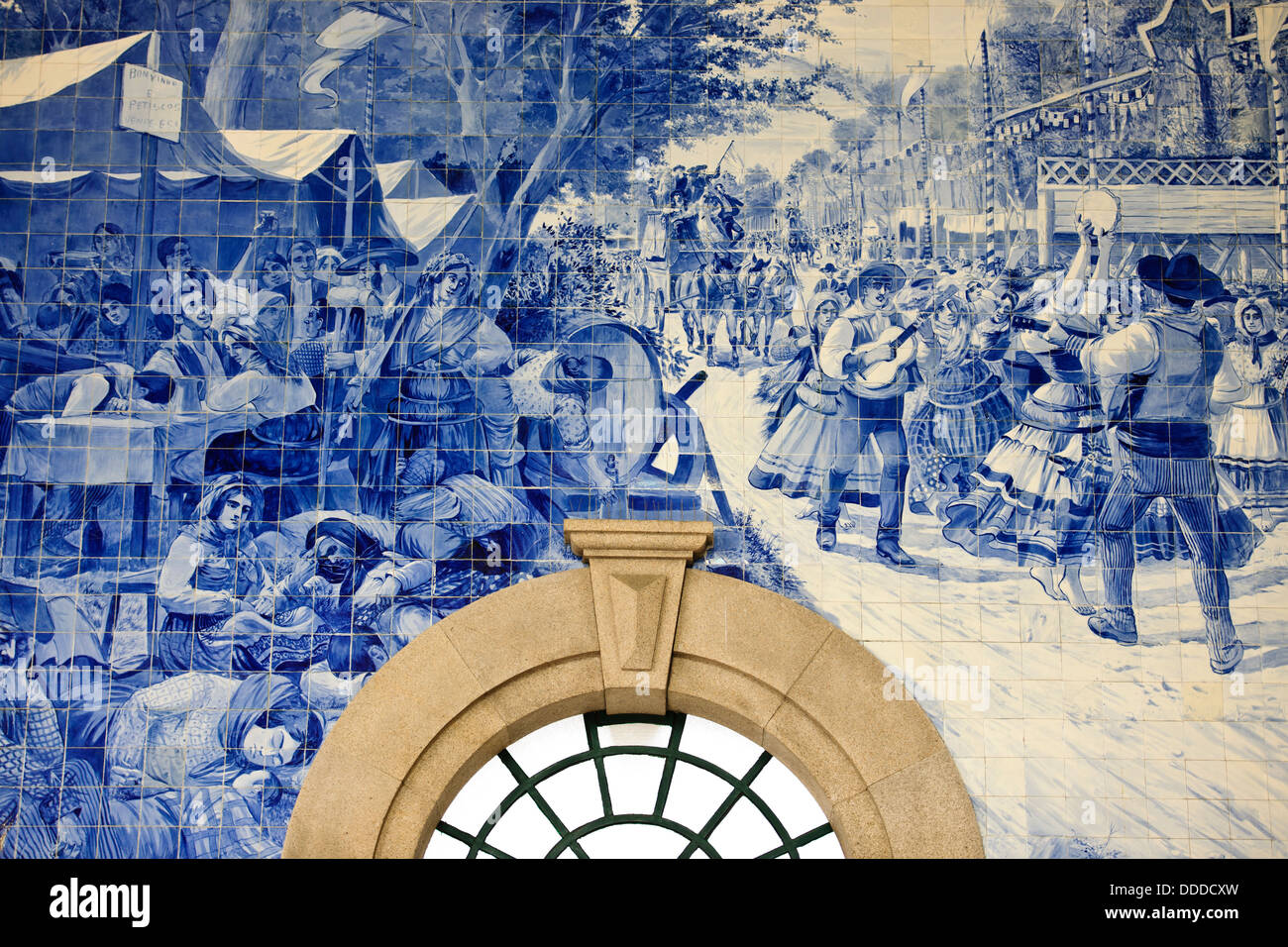 Bahnhof Darstellung "Azulejos", Fliesen von historischen Szenen, gebaut auf der alten Seite eines Klosters. Porto, Porto, Portugal Stockfoto