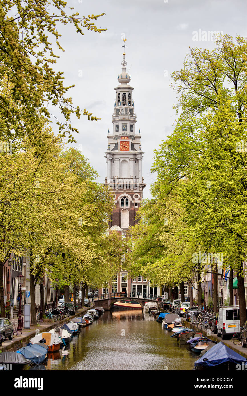 Zuiderkerk (südliche Kirche) in Amsterdam, Niederlande, Ansicht vom Groenburgwal Kanal im Frühling. Stockfoto