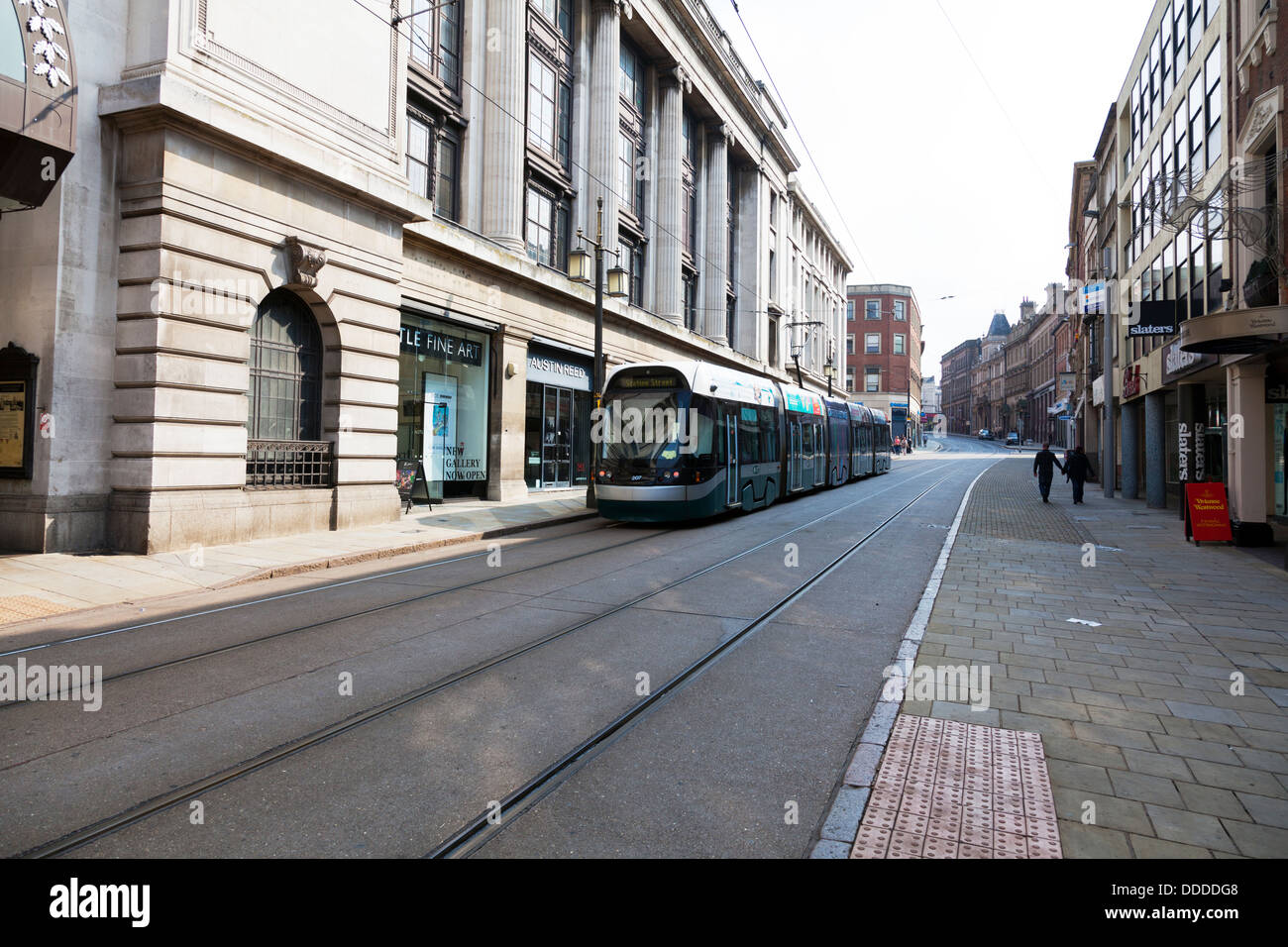 Straßenbahn außerhalb der Sozialwohnung Gebäude Markt Platz Nottingham Stadtzentrum, Nottinghamshire, Großbritannien, England Mitte Gebäude Stockfoto