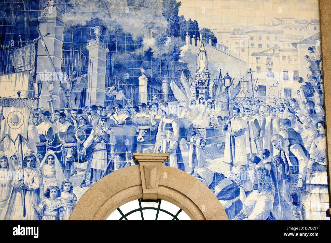 Bahnhof Darstellung "Azulejos", Fliesen von historischen Szenen, gebaut auf der alten Seite eines Klosters. Porto, Porto, Portugal Stockfoto