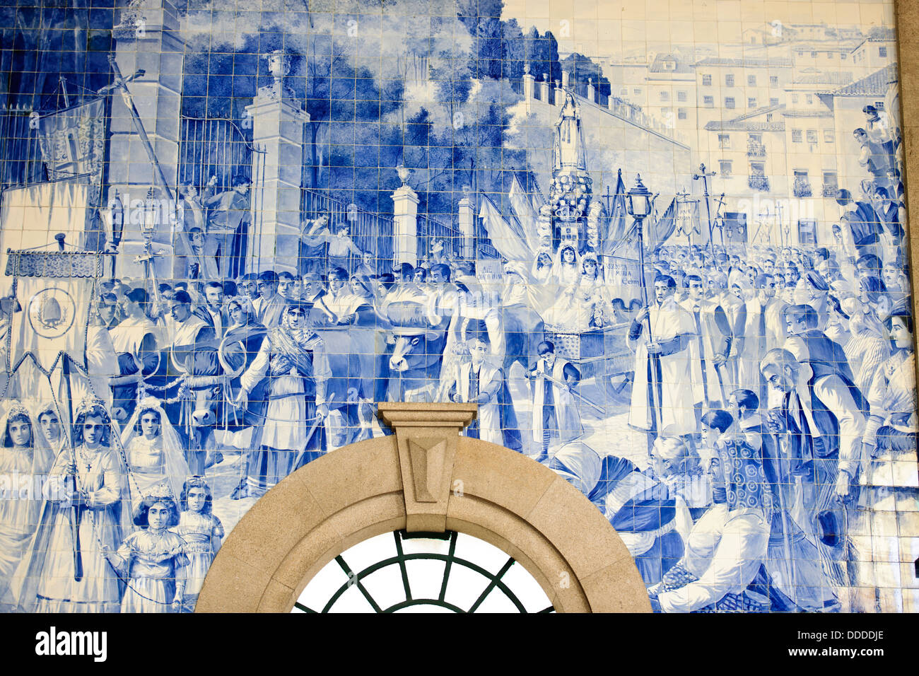 Bahnhof Darstellung "Azulejos", Fliesen von historischen Szenen, gebaut auf der alten Seite eines Klosters. Porto, Porto, Portugal Stockfoto