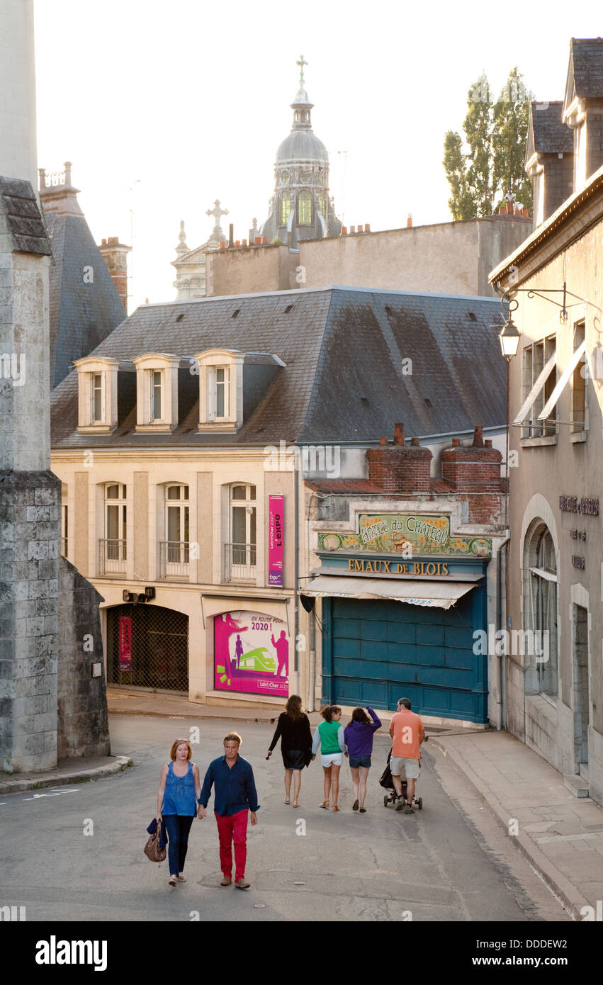 Straßenszene mit Menschen in der französischen Stadt Blois, Loir-et-Cher, Loiretal, Frankreich Europa Stockfoto