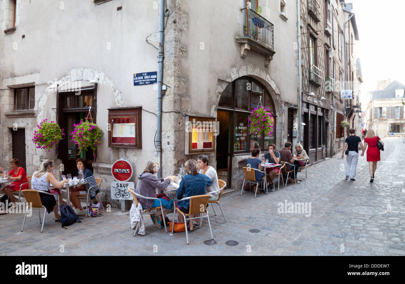 Blois, France Street; Menschen, die tagsüber in Restaurants im Freien essen, die Stadt Blois, Loir et Cher, Loire-Tal, Frankreich Europa Stockfoto
