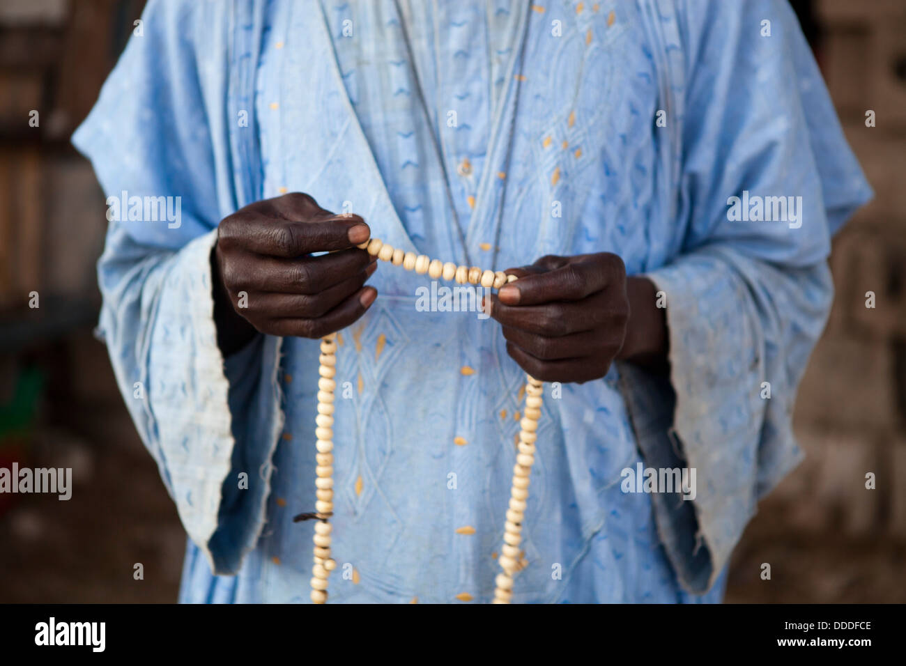 Muslim zählen Gebetskette im Senegal, Westafrika. Stockfoto