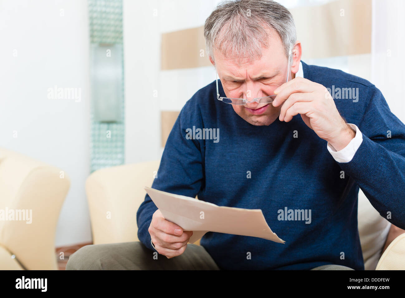 Ältere Menschen oder Senior einen Brief erhalten haben, vielleicht ist es eine Erinnerung oder eine Rechnung Stockfoto