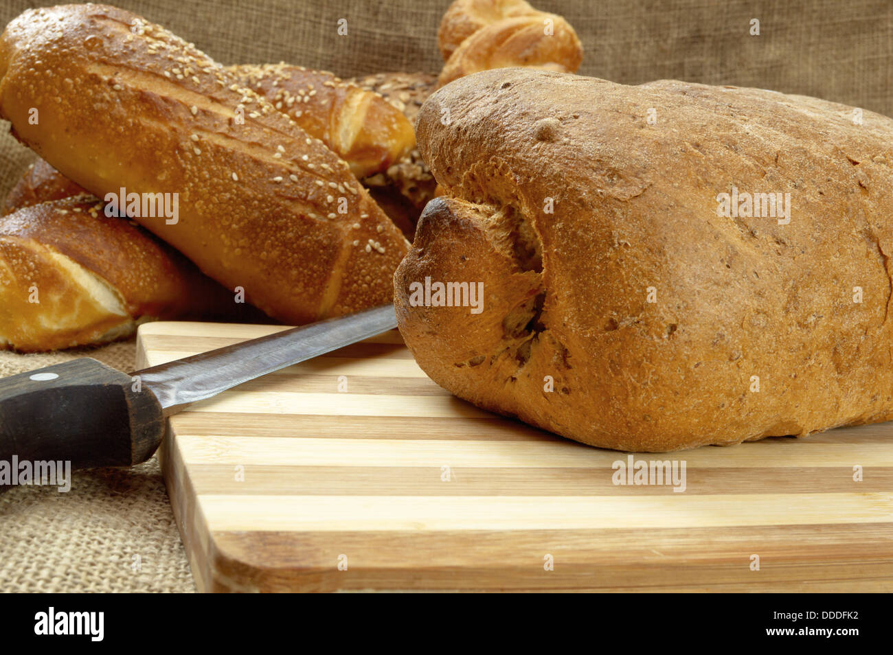 Lecker frisch knackig und warm hausgemachtes Brot. Selektiven Fokus mit geringen Schärfentiefe. Stockfoto