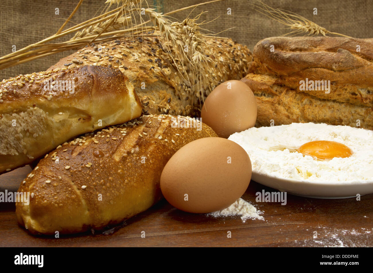 Stillleben mit lecker frisches knuspriges Brot und rohen Eiern. Stockfoto