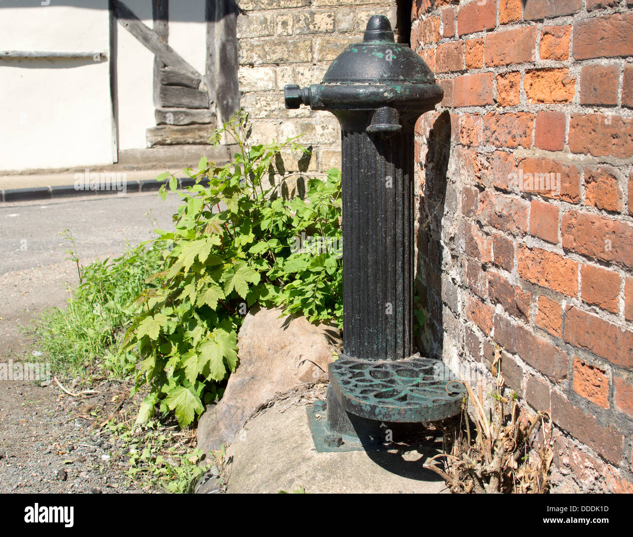Eine alte gusseiserne Hand Wasserpumpe am Straßenrand in Boxford, Suffolk, England. Stockfoto