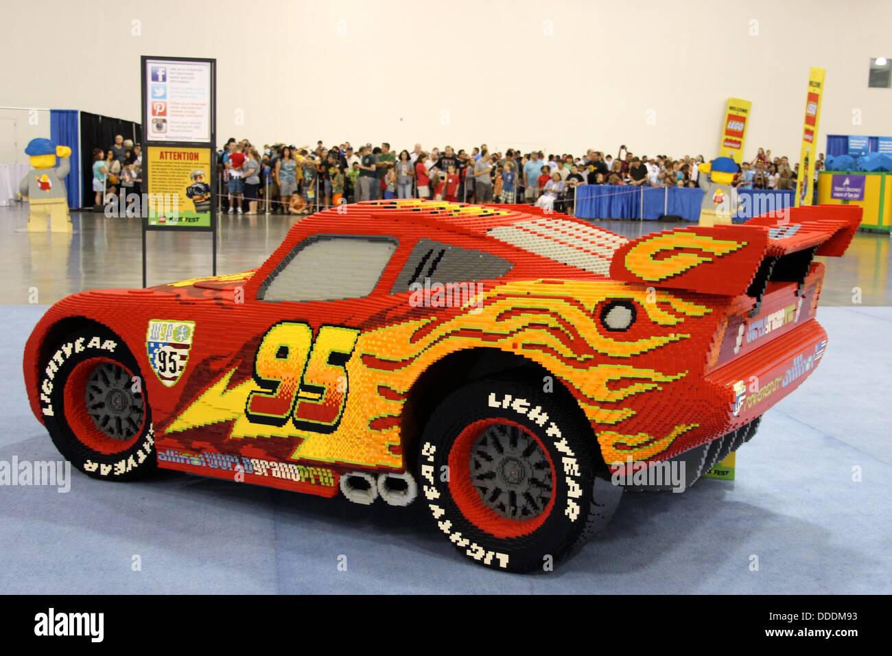 Lightning McQueen aus dem Disney Pixar Cars besteht aus 360.000 Legosteinen und 2.000 Pfund wiegt. Stockfoto