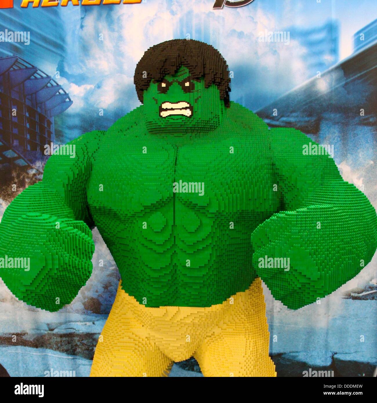 Der unglaubliche Hulk von Marvel Comics ist 8 Fuß hoch, aus mehr als 80.000 Legosteinen und 400 Pfund wiegt. Stockfoto