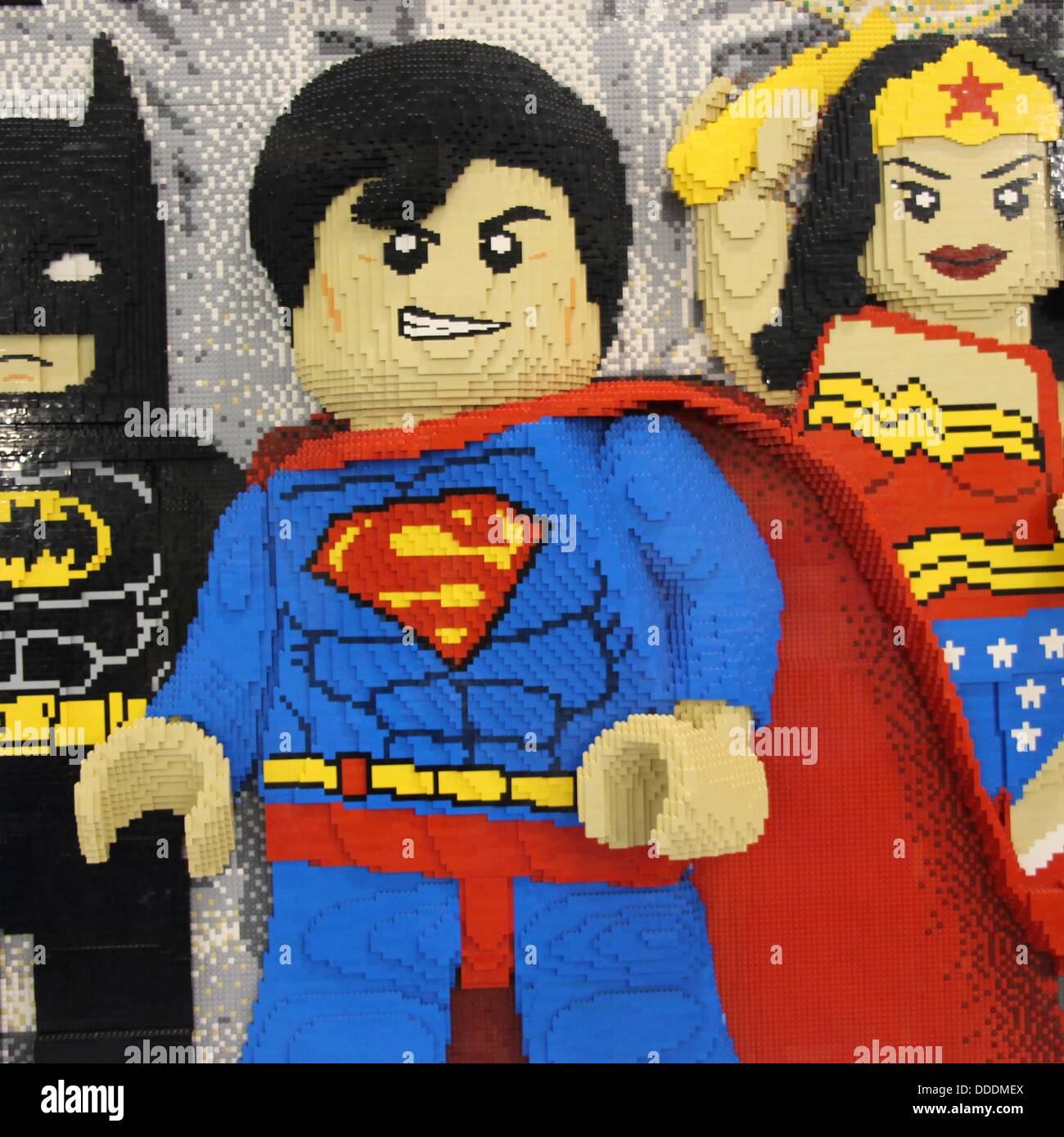 Batman, Superman und Wonder Woman von DC Comics aus LEGOs gemacht. Stockfoto