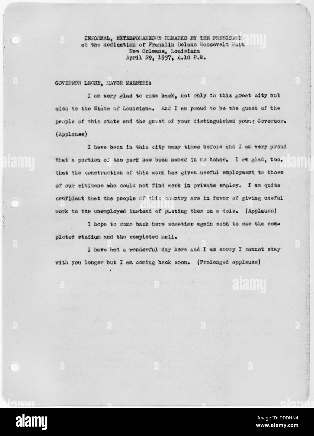Dieses Foto zeigt die Einweihungszeremonie für den Franklin Delano Roosevelt Park in New Orleans, bei der während der Veranstaltung zeitweilige Bemerkungen gemacht wurden. Stockfoto