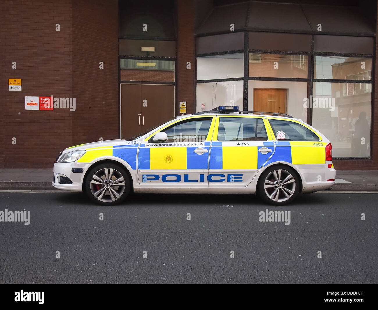 Eine geparkte Hampshire Constabulary Antwort Polizeiauto Stockfoto