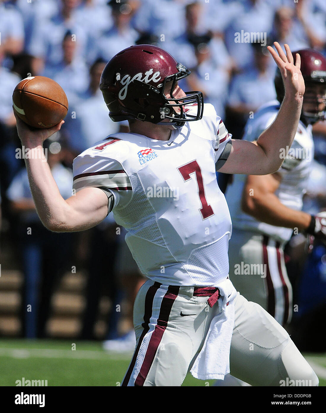 Colorado Springs, Colorado, USA. 31. August 2013. Colgate Quarterback, Gavin McCarney #7, während der Öffnungszeiten Saison Aktion zwischen den Colgate Raiders und die Air Force Academy Falcons bei Falcon Stadium, US Air Force Academy, Colorado Springs, CO. Air Force besiegt Colgate 38-13. © Csm/Alamy Live-Nachrichten Stockfoto