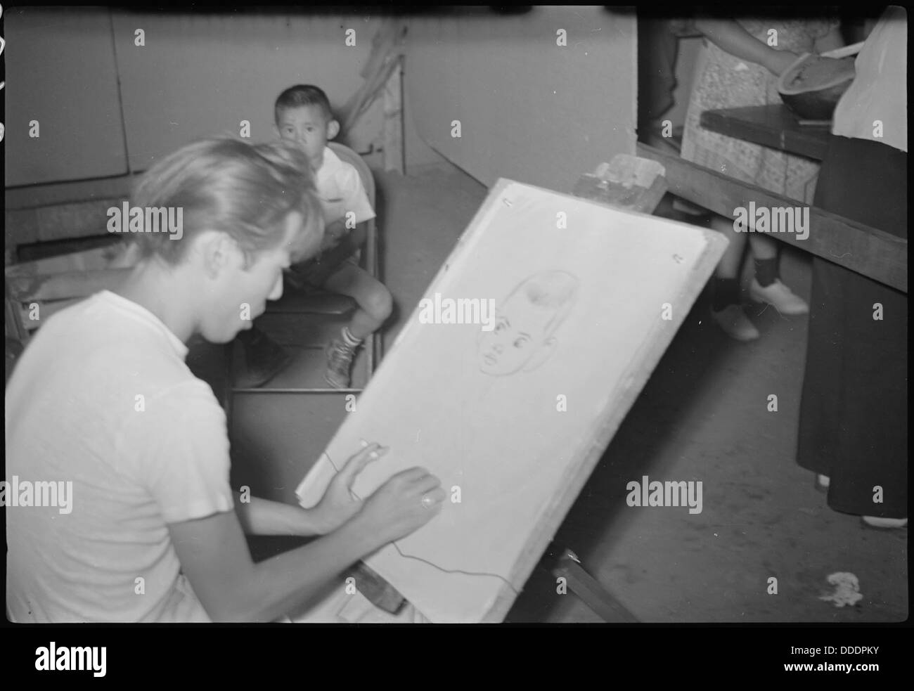 Nächtliche Karnevalsszenen im Granada Relocation Center, auch bekannt als Amache, in Colorado. Dieses Zentrum war ein japanisch-amerikanisches Internierungslager während des Zweiten Weltkriegs Stockfoto