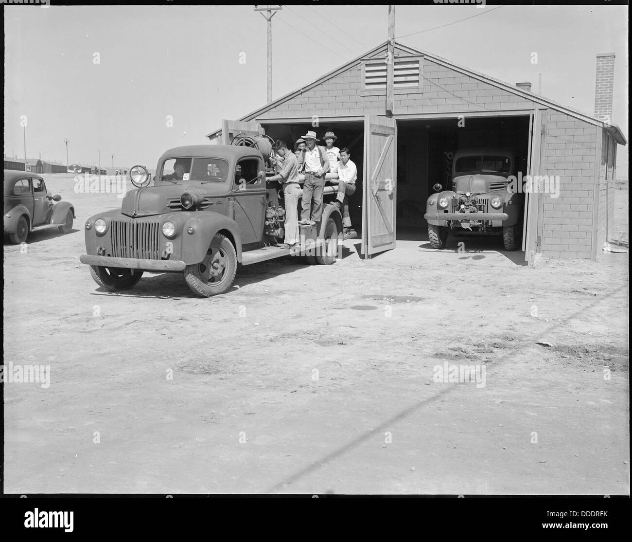 Eine gut ausgestattete Feuerwehr im Heart Mountain Relocation Center in Wyoming, die während des Zweiten Weltkriegs Notfalldienste für das Internierungslager leistete. Die Feuerwehr war entscheidend für die Sicherheit und die Reaktion auf Notfälle. Stockfoto