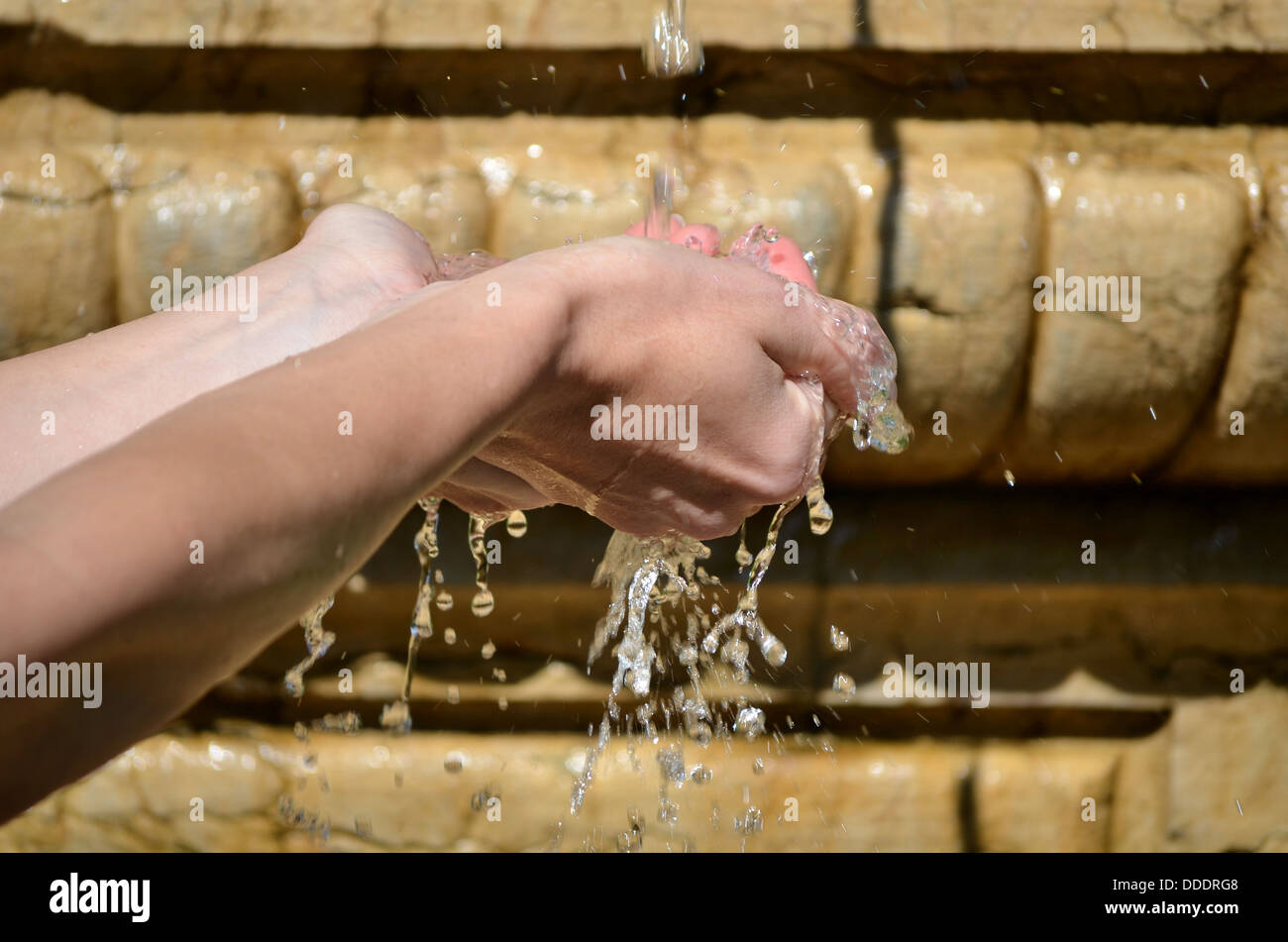 Frau waschen Hand unter Wasser Stockfoto