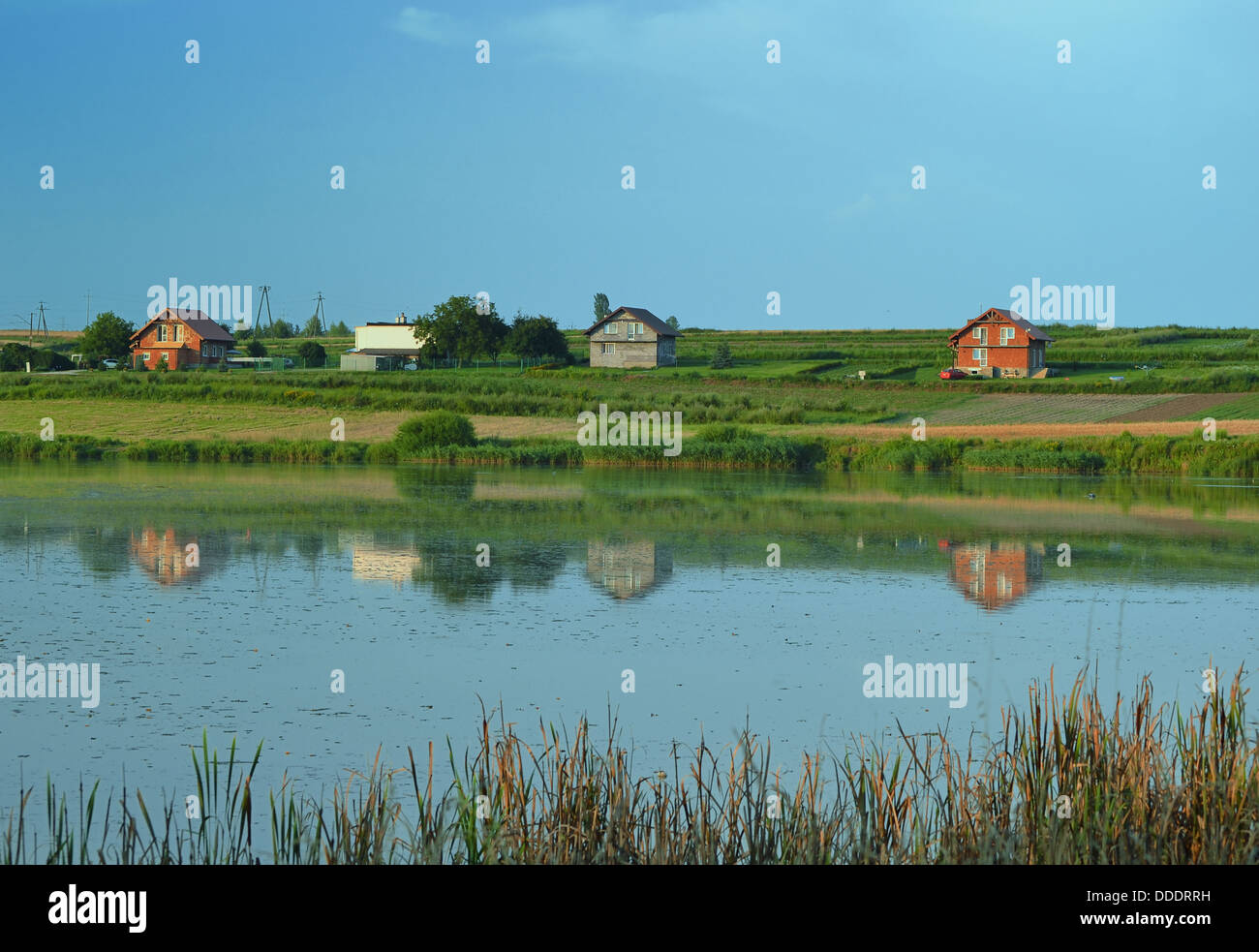 Schöne kleine Häuser in der Nähe des Sees Stockfoto Schöne kleine Häuser in der Nähe des Sees Stockfoto