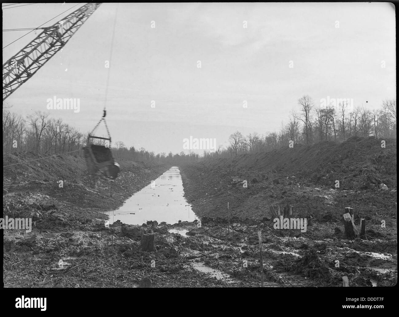 Das Jerome Relocation Center in Dermott, Arkansas, zeigt die fertiggestellte Ausgrabung für eine Hauptschar, die Teil der Infrastruktur des Internierungslagers aus Kriegszeiten ist. Stockfoto