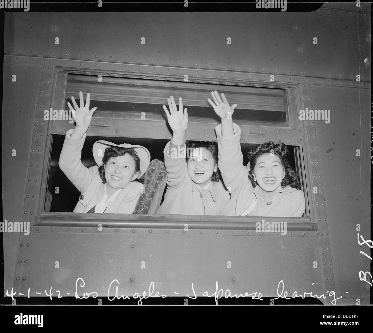 Ein nostalgischer Moment, der in Los Angeles festgehalten wurde, wo zwei Mädchen sich verabschieden, während ein Zug abfährt, was Abschied und die Ära der Zugfahrt in Amerika Mitte des 20. Jahrhunderts symbolisiert. Stockfoto