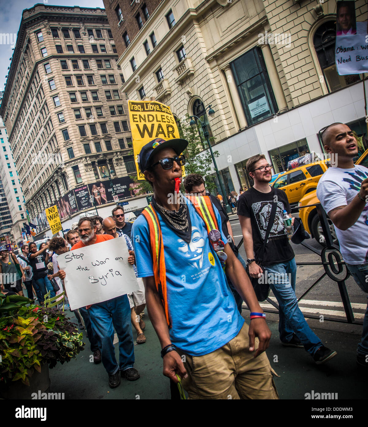 Manhattan, New York. 31. August 2013. Demonstranten gegen die USA in einen Krieg mit Syrien auf der 6th Avenue. © Bailey-Cooper Fotografie/Alamy Live-Nachrichten Stockfoto