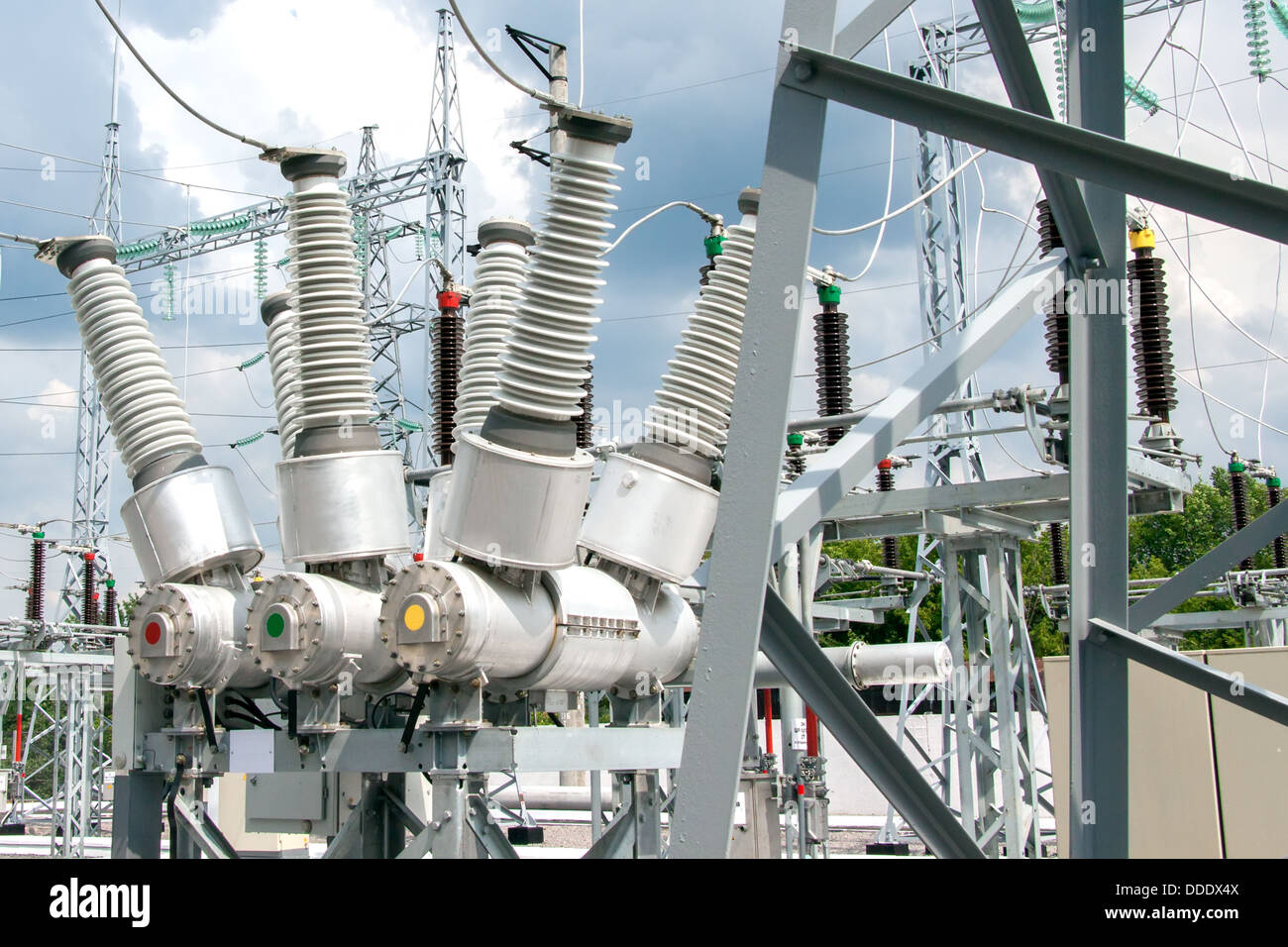 Hohe Spannung Strom Umspannwerk in Sommertag Stockfoto