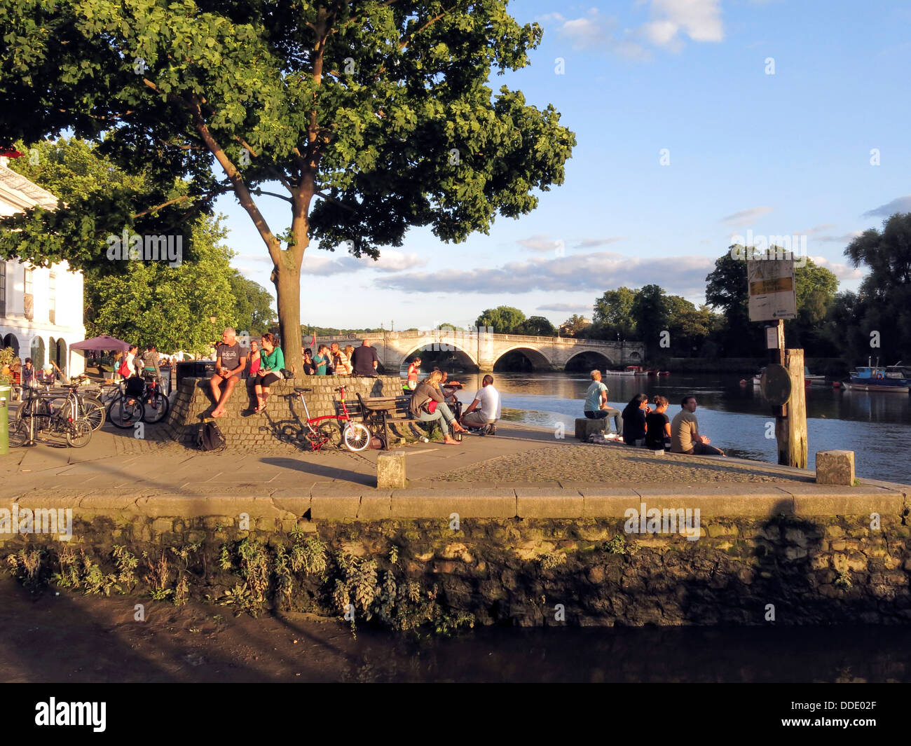 Menschen entspannen von der Themse an einem Sommerabend in Richmond, London. Stockfoto