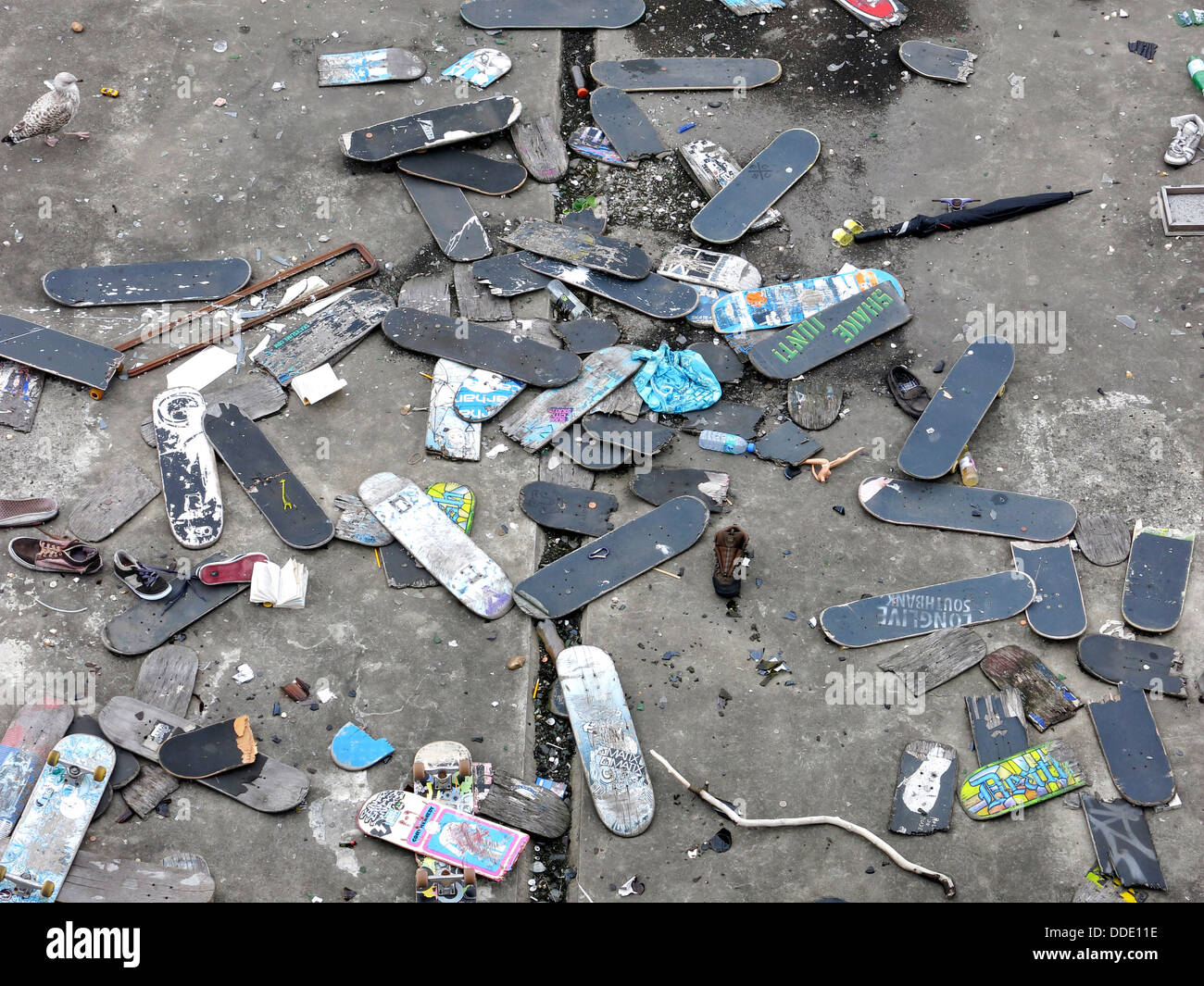 Gebrochene Skateboards auf Betonplattform in der Themse geworfen Stockfoto