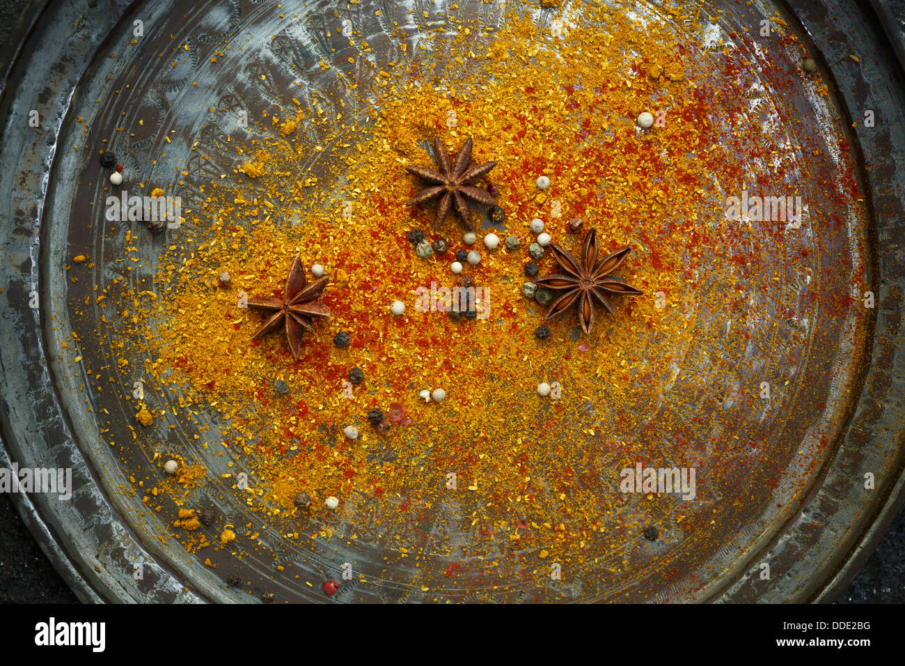 bunten Gewürzen auf Platte Stockfoto