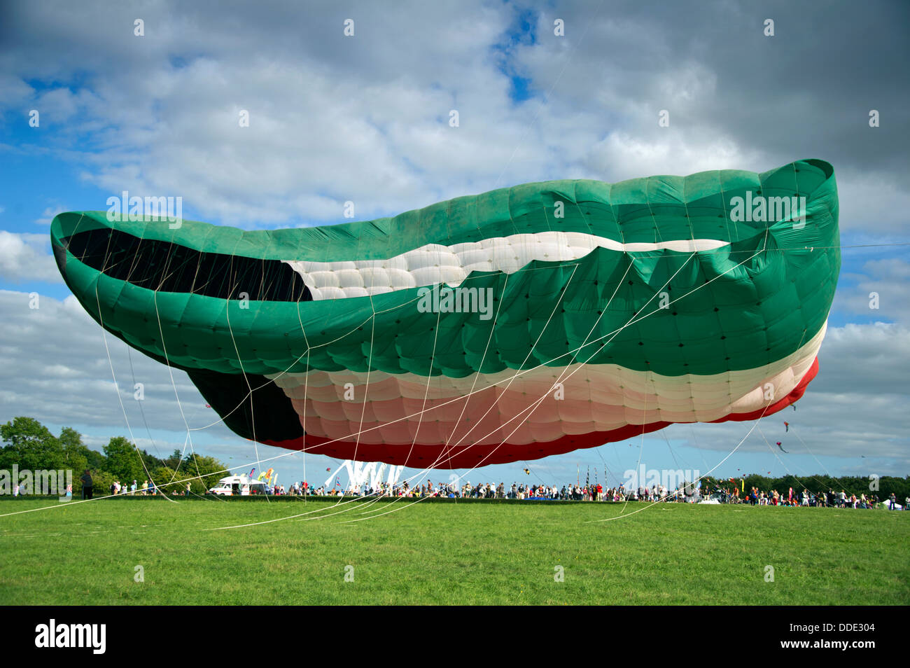 Bristol International Kite Festival, einschließlich des weltweit größten Drachen in Form der kuwaitischen Flagge. Stockfoto