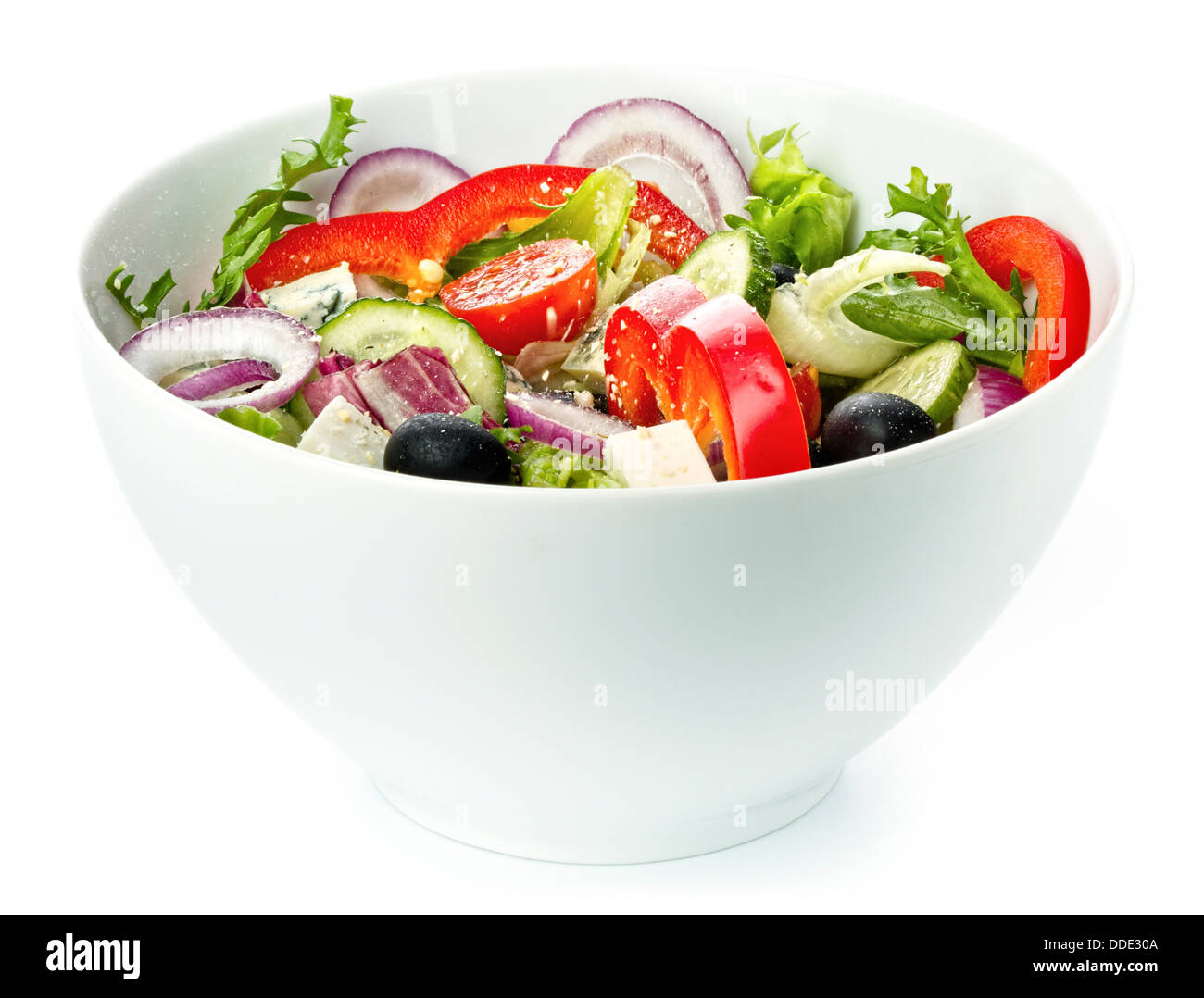 Griechenland-Gemüsesalat auf weißem Hintergrund Stockfoto