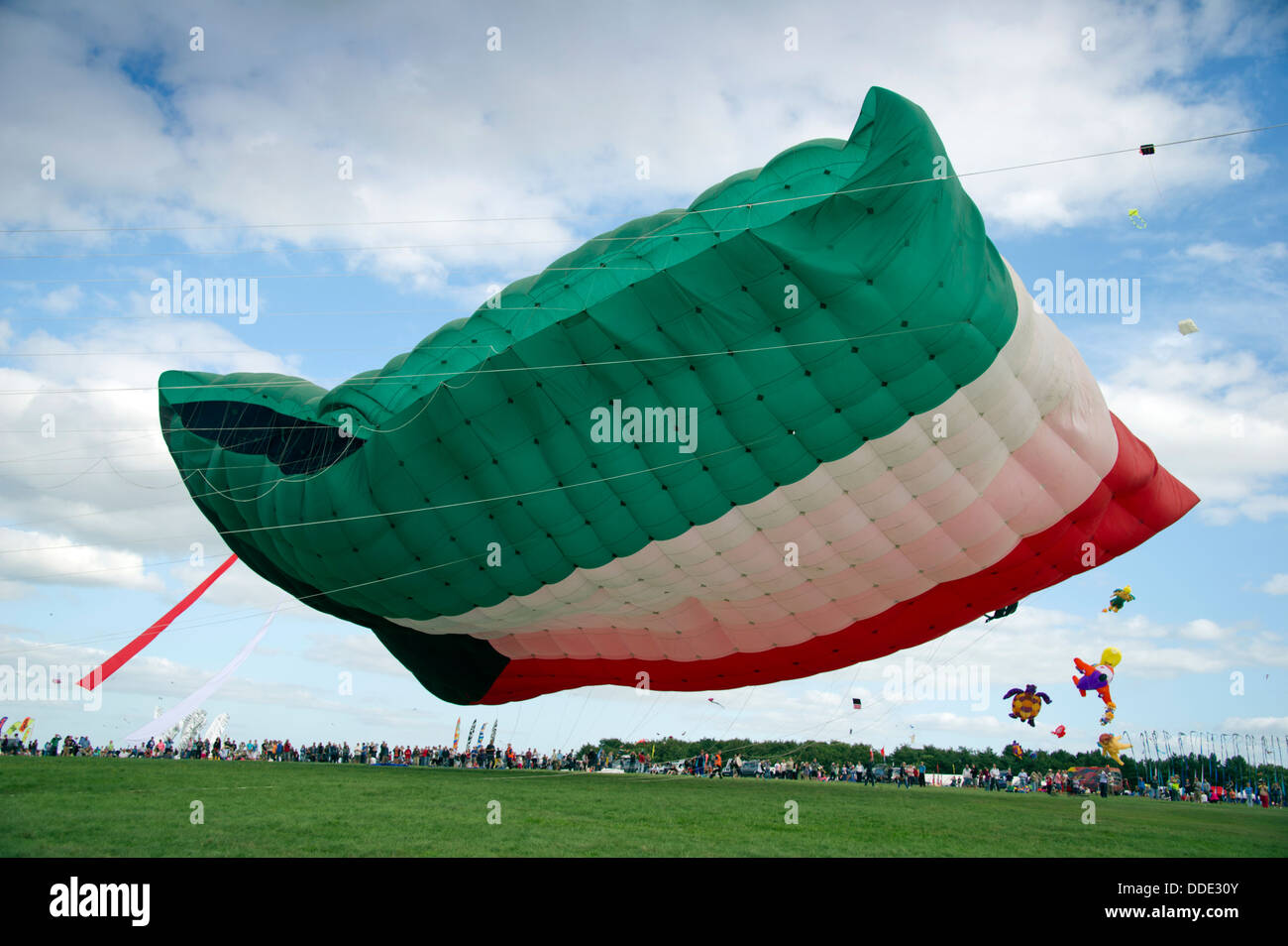 Bristol International Kite Festival, einschließlich des weltweit größten Drachen in Form der kuwaitischen Flagge. Stockfoto