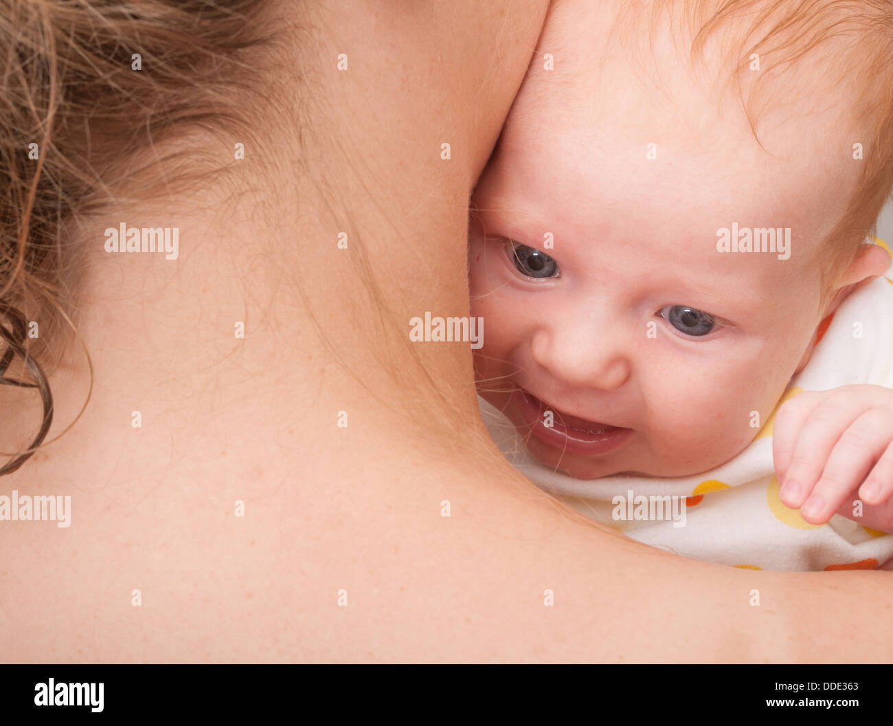 Mutter von hinten mit neugeborenen Baby Stockfoto