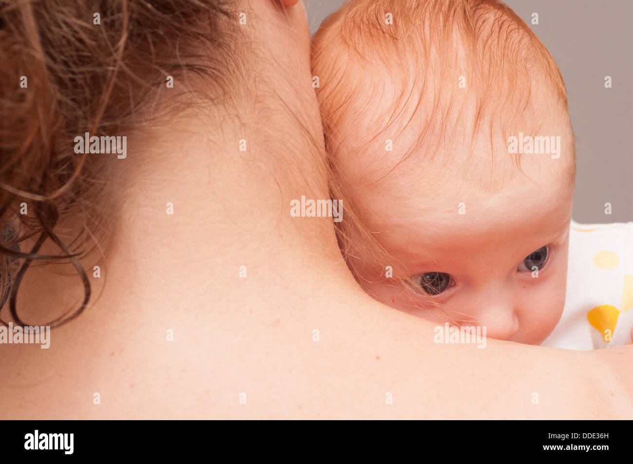 Mutter von hinten mit neugeborenen Baby Stockfoto