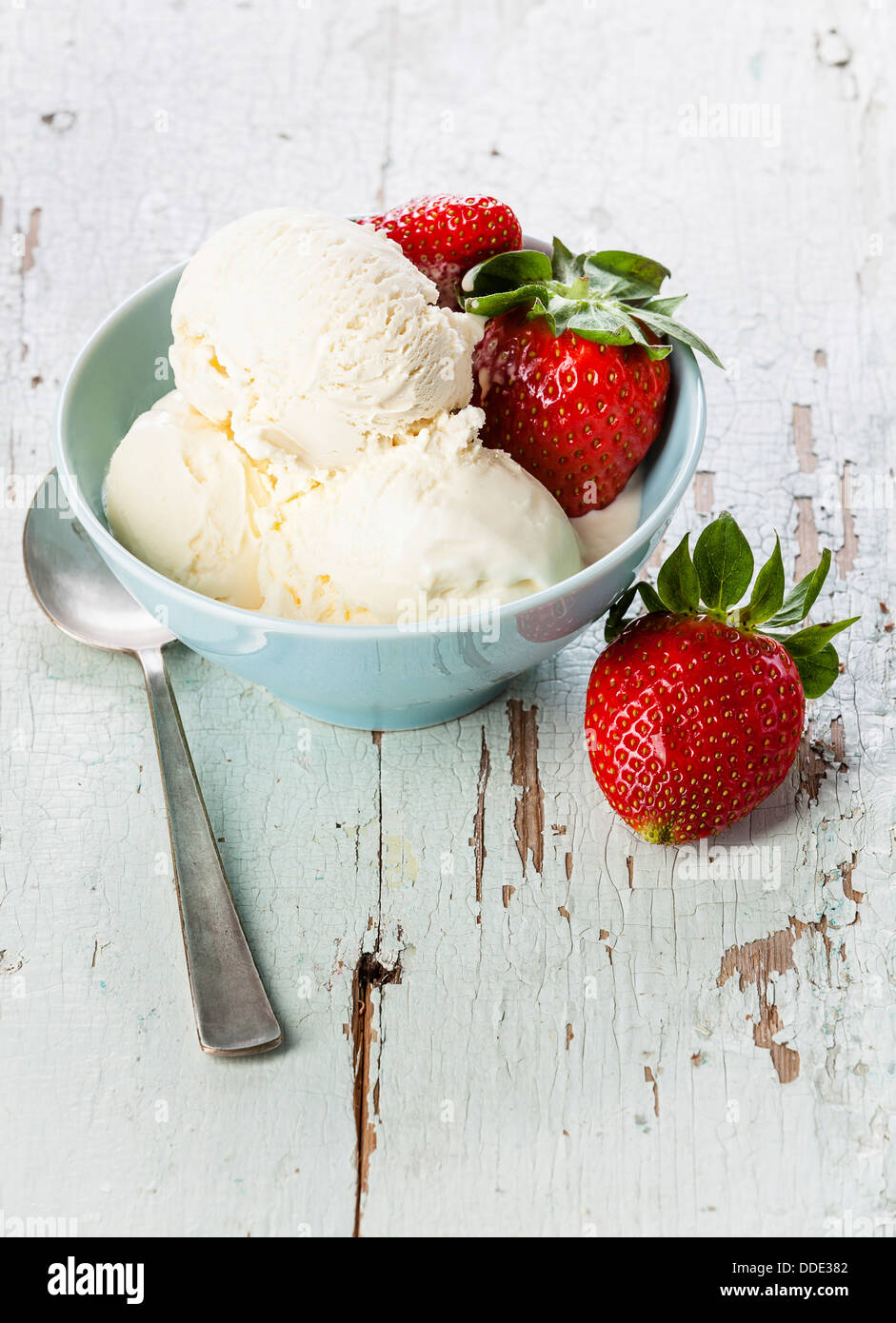 Vanilleeis mit Erdbeeren Stockfoto