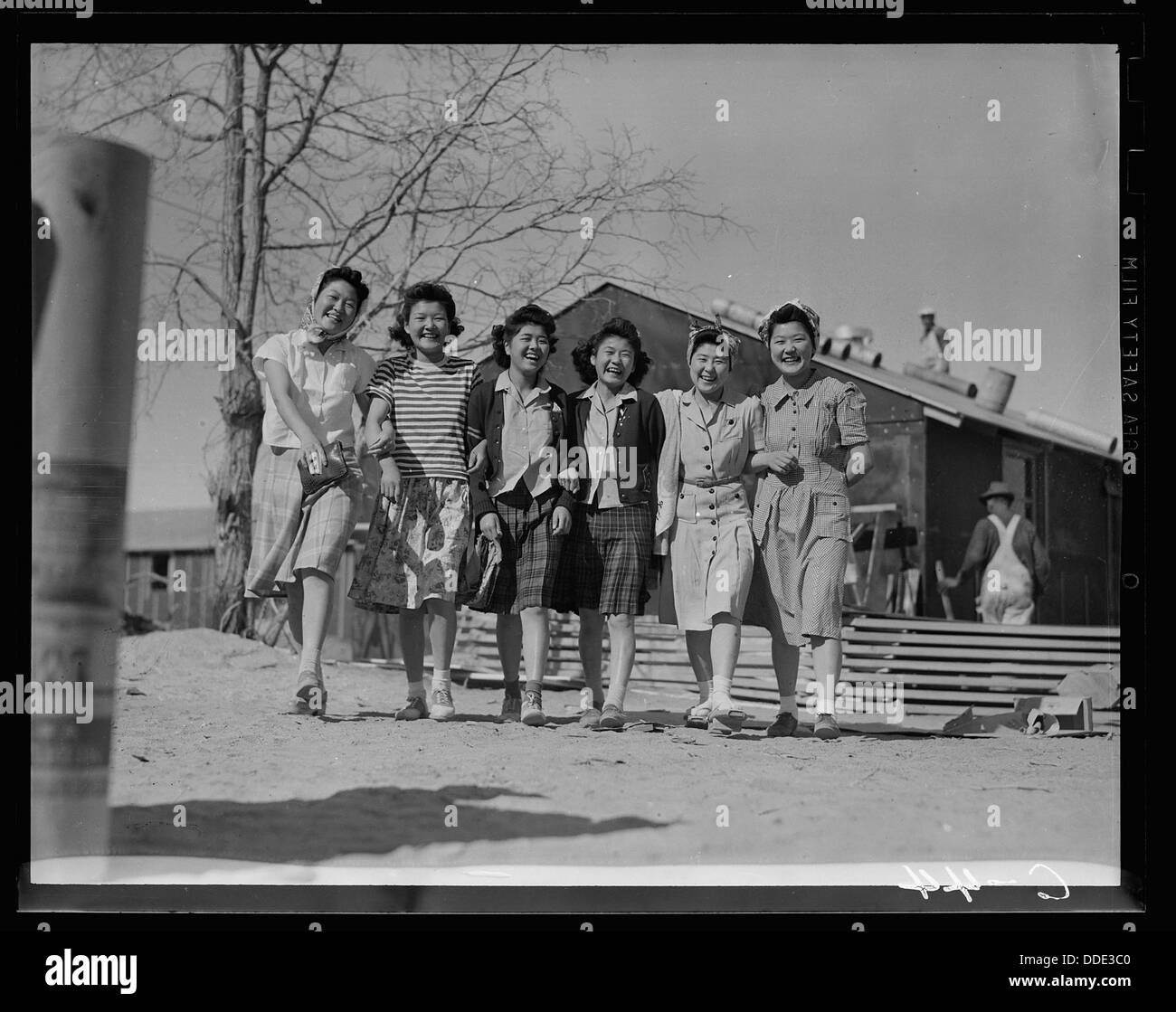 Manzanar Relocation Center, Manzanar, Kalifornien. Genießen einen Nachmittagsspaziergang in diesem Krieg-Relocati... 537422 Stockfoto