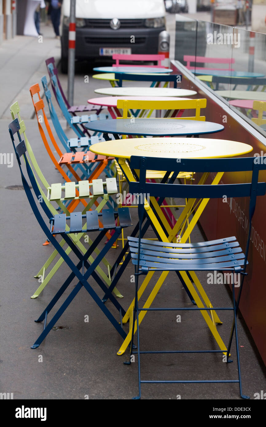 Bunte Tische und Stühle in einem Außen Café Wien Österreich Stockfoto