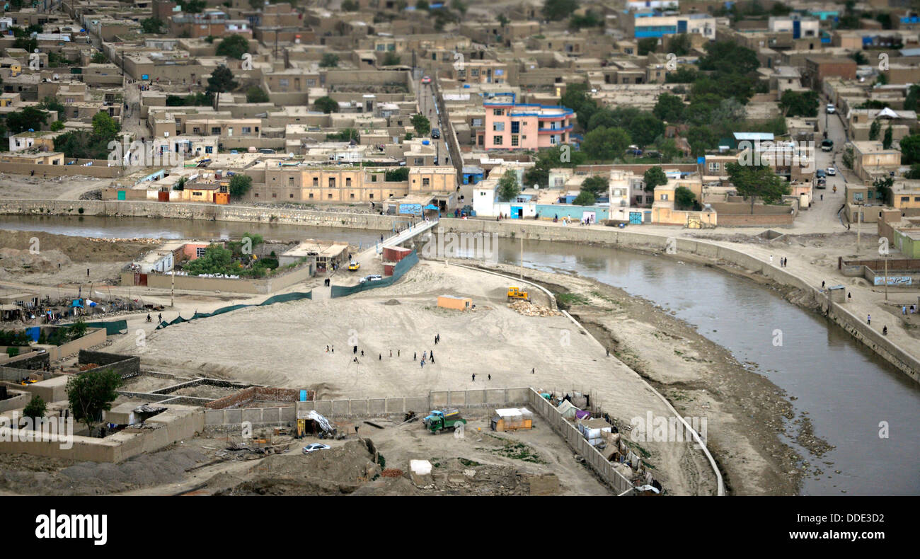Eine Luftaufnahme der Häuser entlang des Flusses Kabul 13. Mai 2013 in Kabul, Afghanistan. Stockfoto