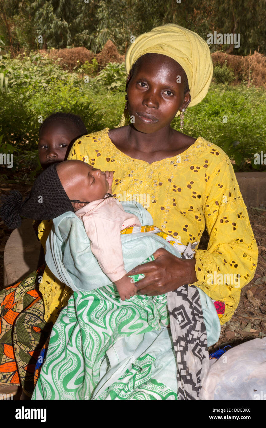 Wolof-Mutter und Kind. Dialacouna Gartenbau-Projekt, in der Nähe von Kaolack, Senegal. Ein Africare Projekt. Stockfoto