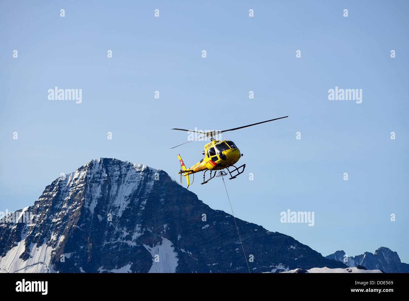 Air Glacier Helicopter liefern Baustoffe, Schilthorn Piz Gloria, Schweizer Alpen, Schweiz, Europa Stockfoto
