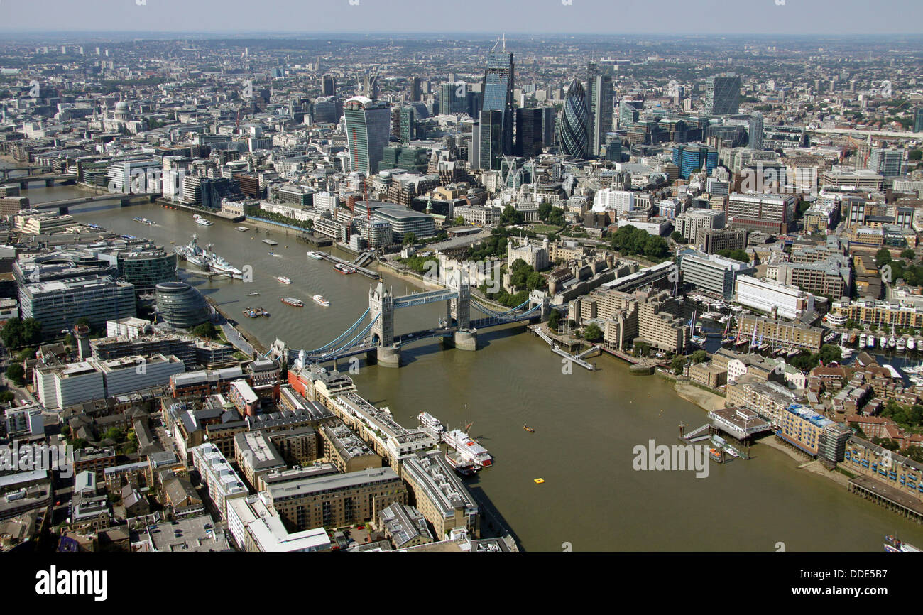 Luftbild von der Themse, Tower Bridge und der Londoner City-Business-Bereich Stockfoto