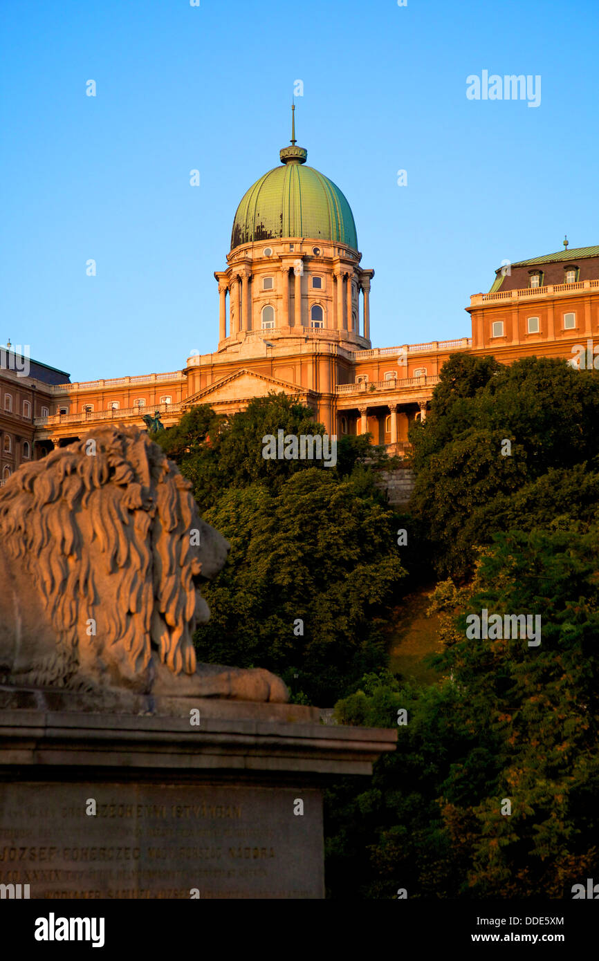 Kettenbrücke und Ungarische Nationalgalerie, Budapest, Ungarn Stockfoto